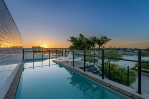 Rooftop Pool and View Stylish 2Bed with Ducted AC